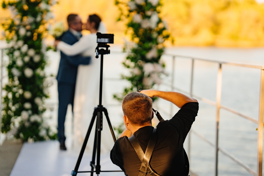 Der Fotograf fotografiert das Hochzeitspaar.