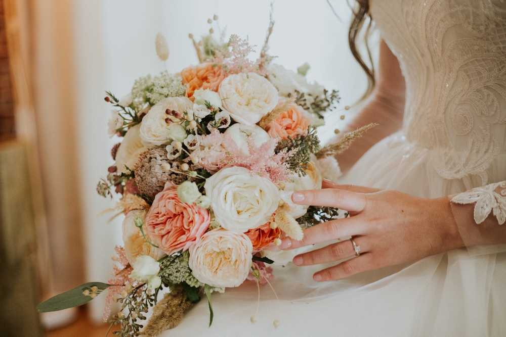 Der bunte Hochzeitsstrauß in der Hand der Braut